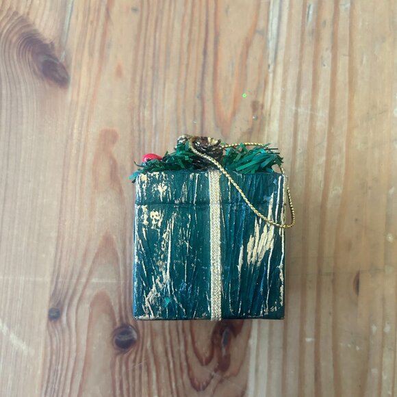 Vintage Green Ornament Gift Box KW Jewelry Stud Earrings Stocking Stuffer - Picture 4 of 5